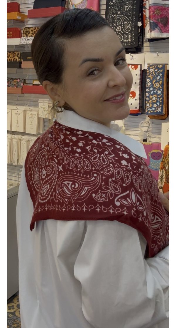 Beyaz gömlek üzerine omuzlara atılmış bordo paisley fular