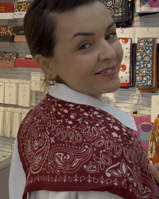 Beyaz gömleğin üstüne omuza atılmış bordo paisley desenli fular