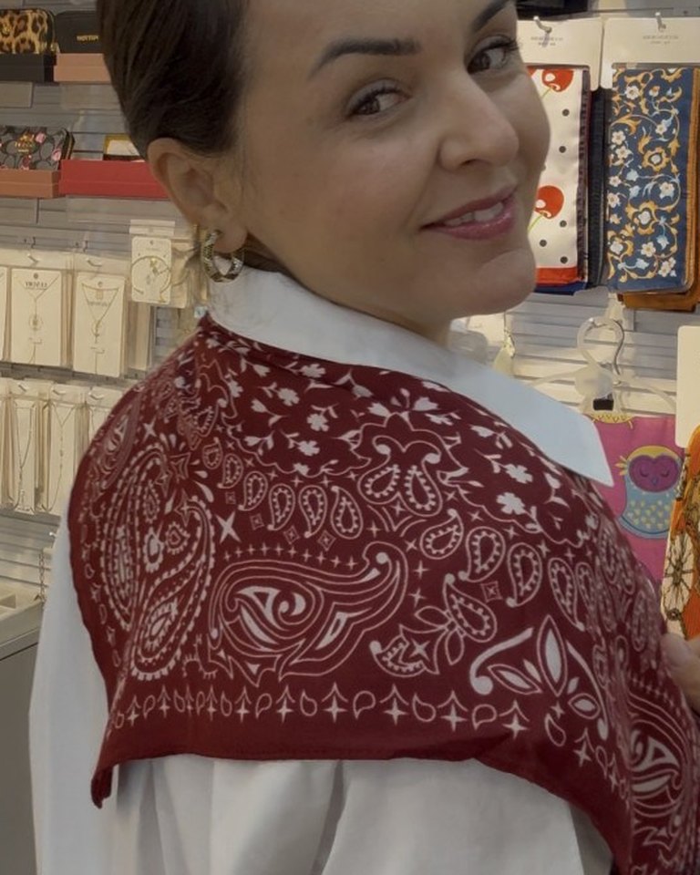 Beyaz gömleğin üstüne omuzlara bağlanmış bordo paisley desenli kare fular
